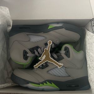 BRAND NEW NEVER WORN JORDAN RETROS 5 with shoe box and anti - creasers